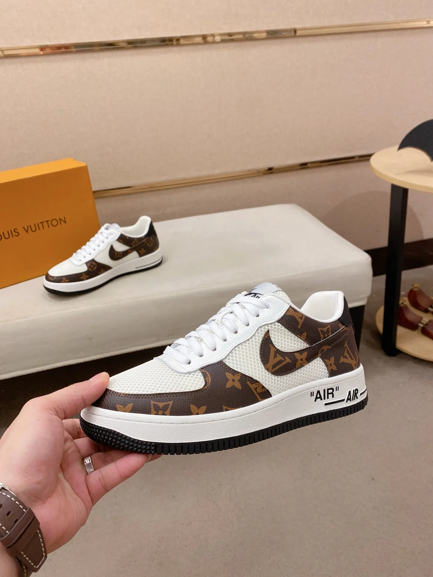 Men's shoes💰 440💰Louis Vuitton (Louis Vuitton/LV) top 🔍🔍 new models are on sale at the same time, the upper 🇮🇹 imported Italian first-layer cowhide, fully imported mesh breathable lining 💪💪, completely 1⃣️compared 1⃣️Reproduction🇮🇹💪💪, ⚠Sole: The original sole is specially provided by the original factory, the exclusive movable molded sole is super comfortable, ⚠Original factory follow-up goods, 🔍🔍high quality, you can enter and leave the counter at will, welcome to compare⚠. Code number: 38-44. Can be customized for 45 non-refundable!